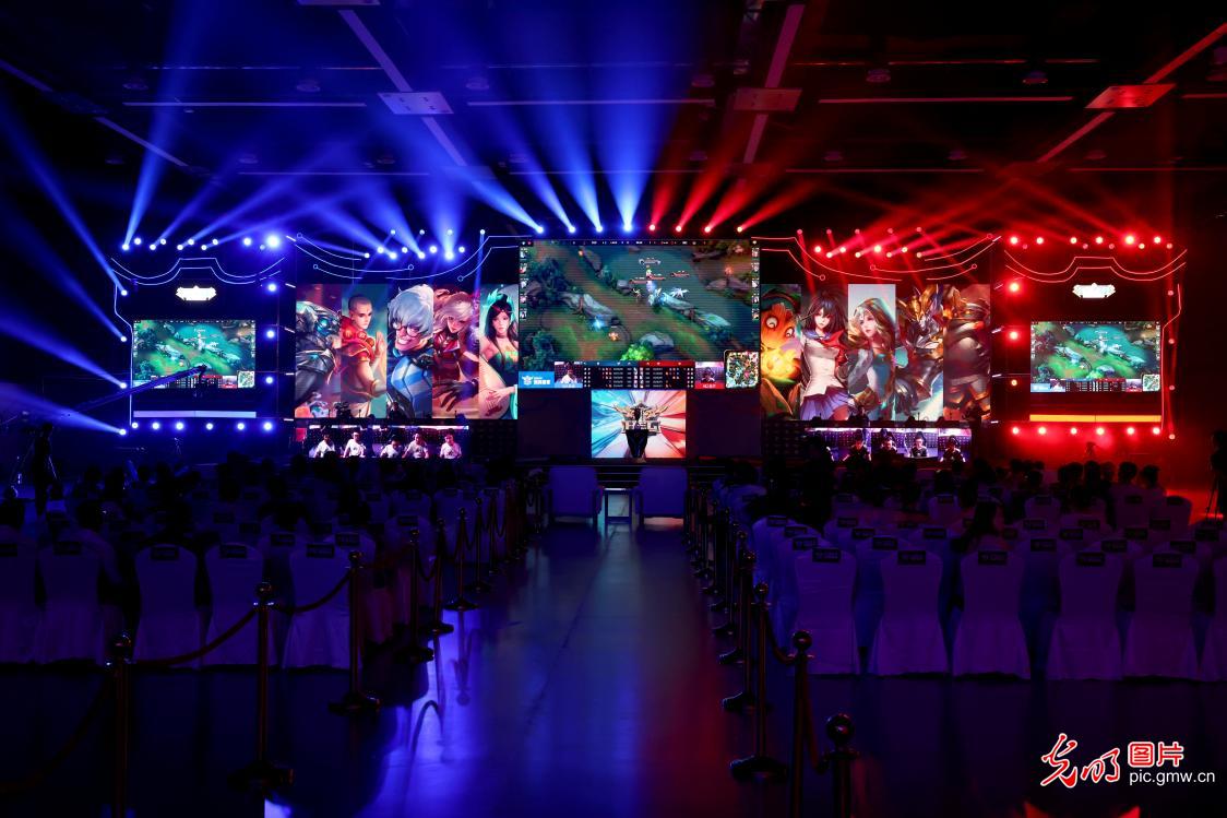 疑是一个警 疑是一个警