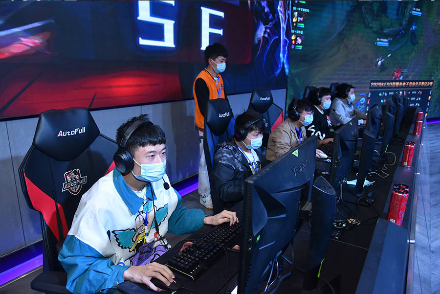 他们帮助球 他们帮助球